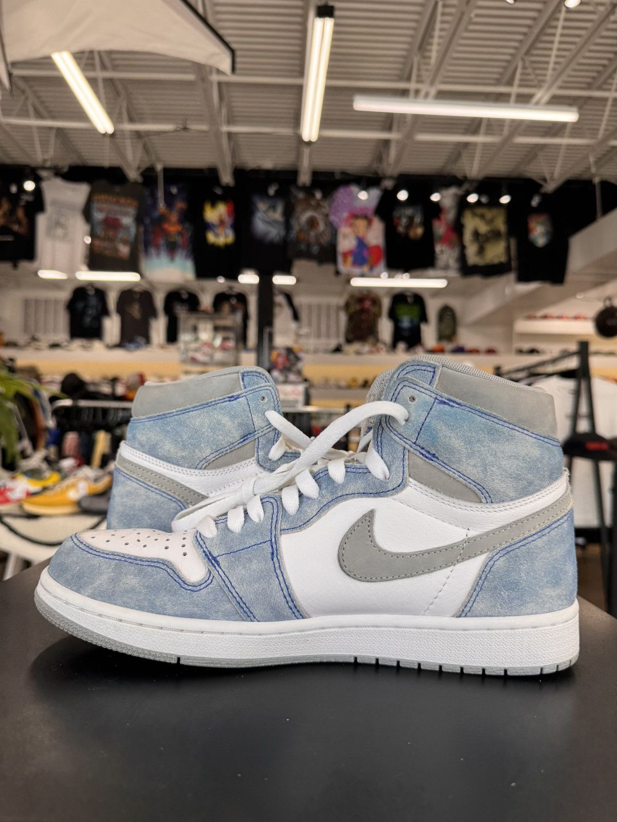 Jordan Brand Air Jordan 1 Retro High Hyper Royal Smoke Grey Size 9 (2021) Size US 9 / EU 42 - 4 Thumbnail