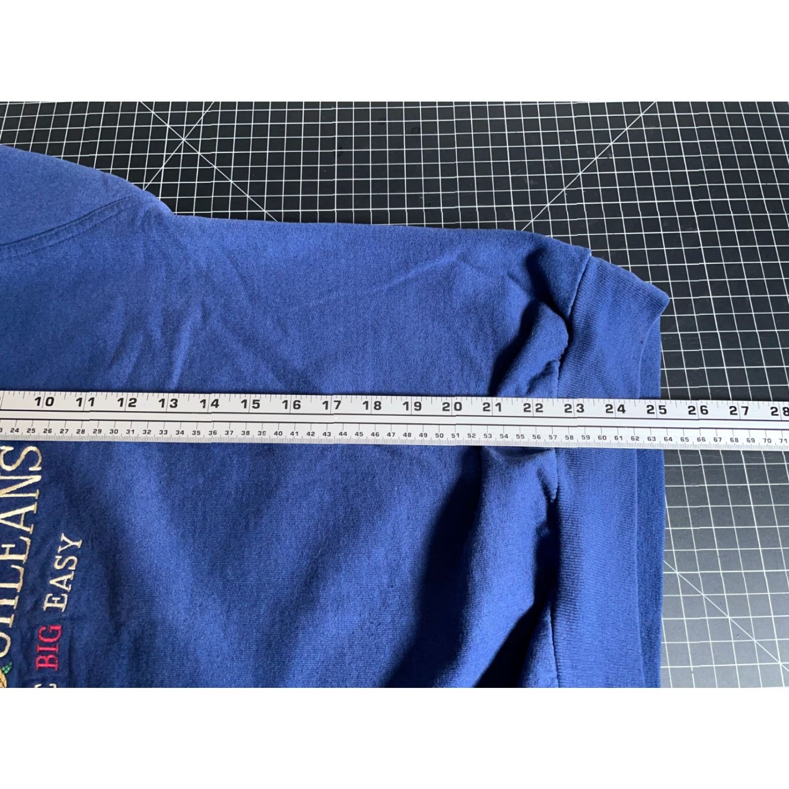 Vintage VINTAGE Big Easy Embroidered Sweatshirt Alligator 90s New Orleans 50/50 Cotton/Poly Adult Large Blue Mens Sweatshirt Size US L / EU 52-54 / 3 - 6 Thumbnail