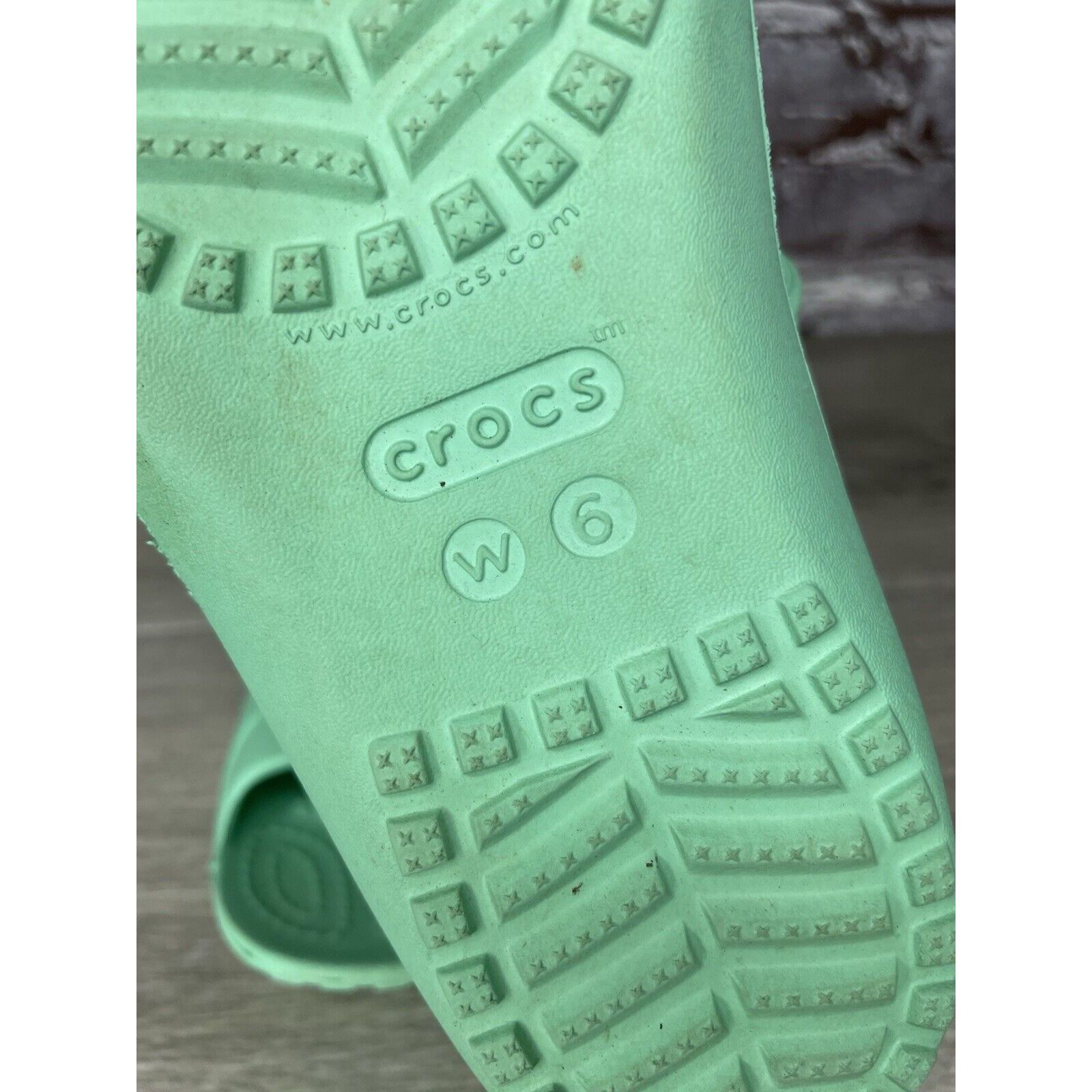 Crocs CROCS Iconic Comfort Green Rubber Slides Light Flats Sandals Size US 6 / IT 36 - 4 Thumbnail