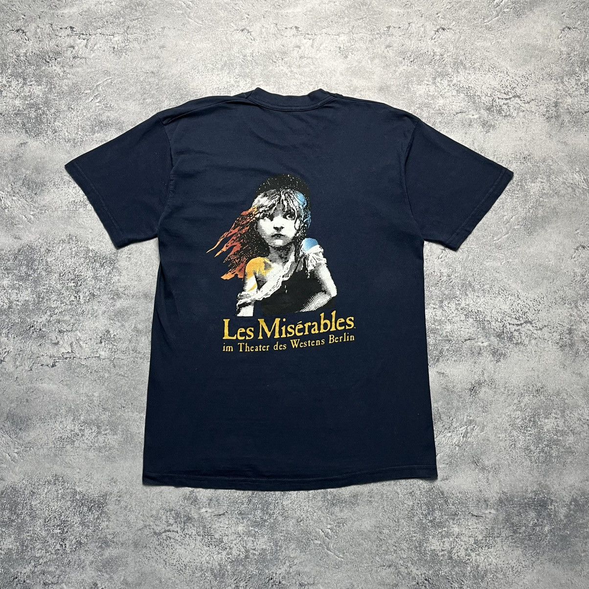 Vintage Vintage Les Miserables im Theater des Westens Berlin Tee Art Size US XL / EU 56 / 4 - 6 Thumbnail