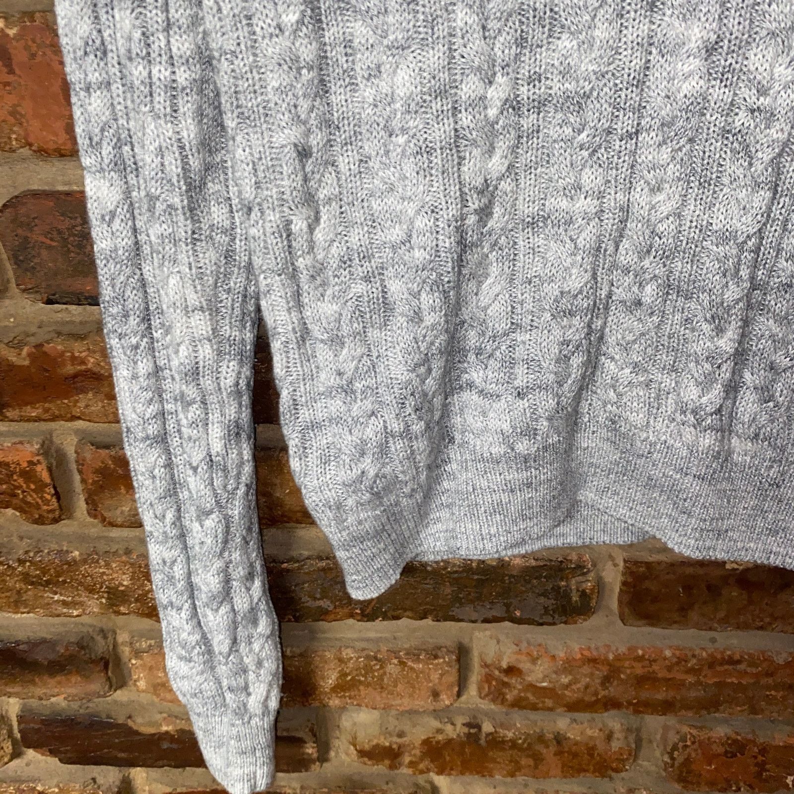 H&M H&M Gray Cable Knit V-Neck Pullover Long Sleeve Sweater XS Size XS / US 0-2 / IT 36-38 - 3 Thumbnail