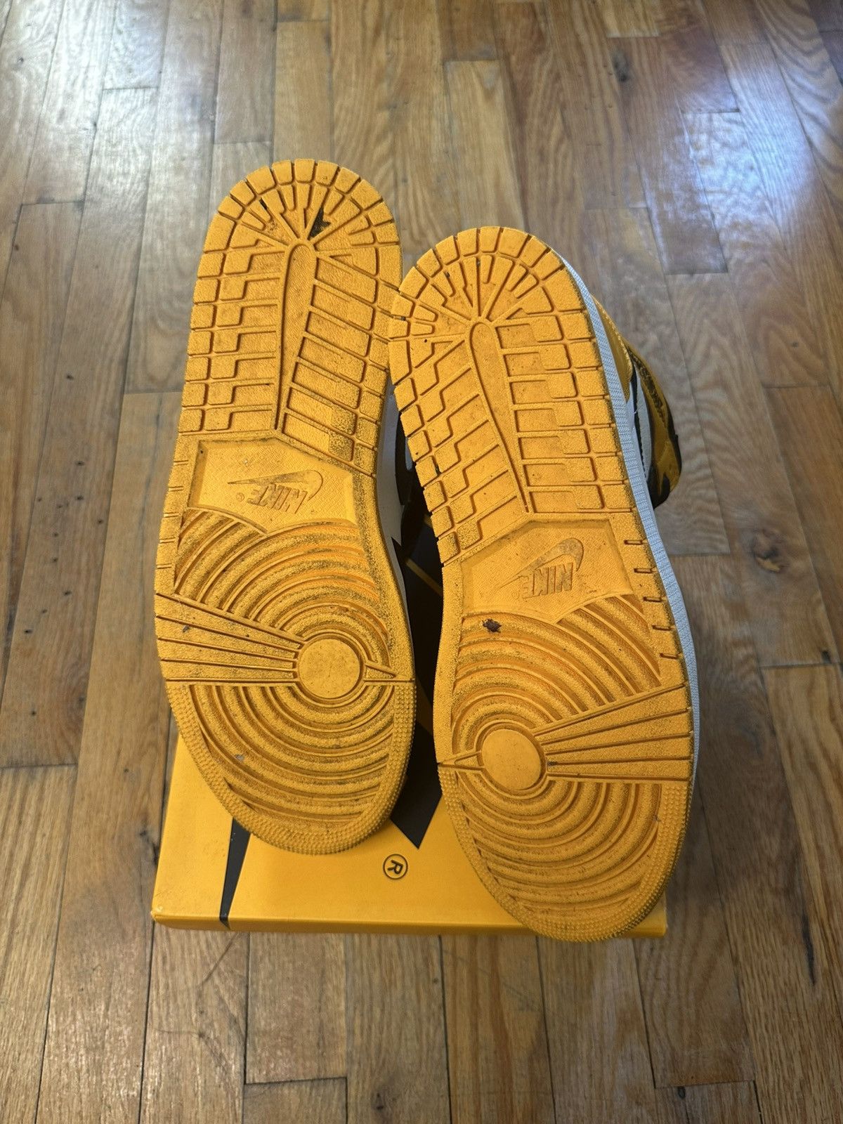 Jordan Brand AIR JORDAN 1 RETRO HIGH OG TAXI Size US 11 / EU 44 - 4 Thumbnail