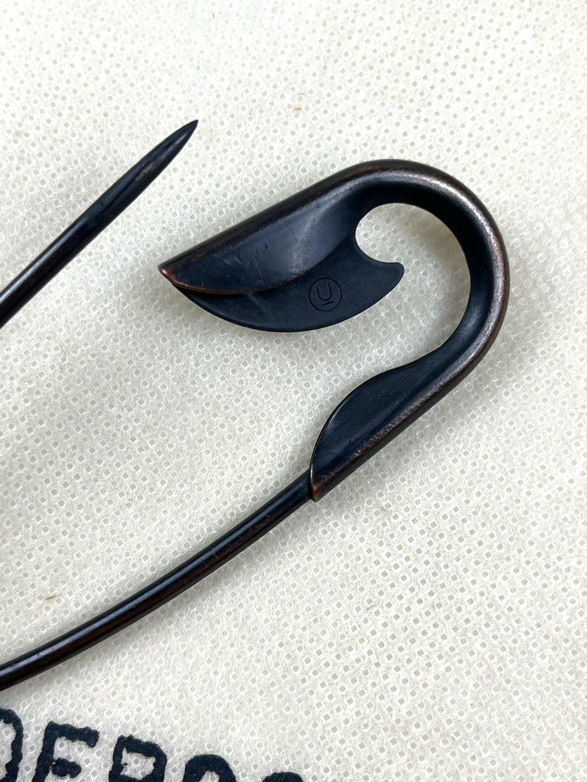 Undercover AW06 Undercover Oversized Safety Pin Guru Guru Size ONE SIZE - 6 Thumbnail