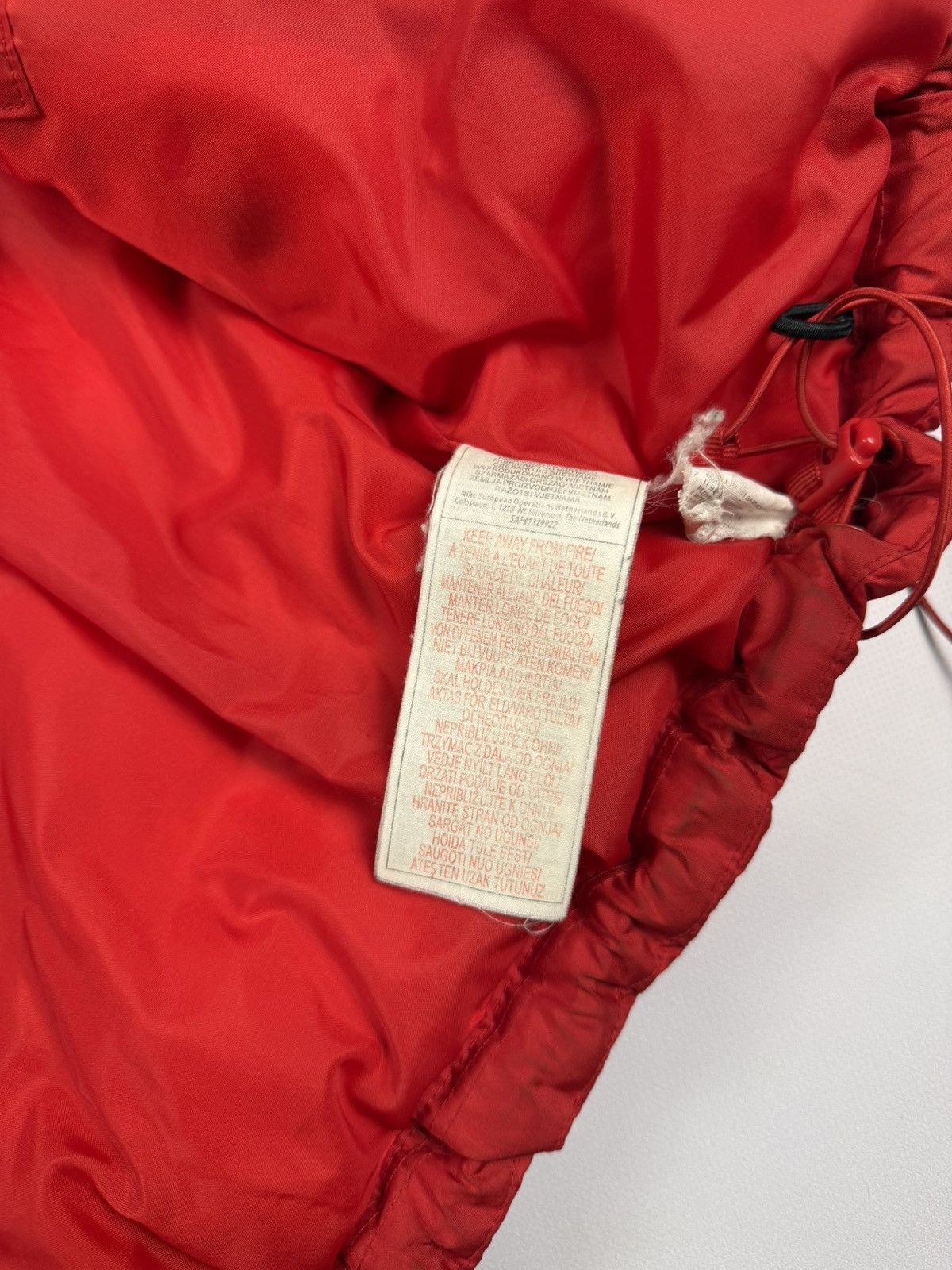 Nike Vintage Nike Puffer Red Down Jacket Y2K Size L Size US L / EU 52-54 / 3 - 12 Thumbnail