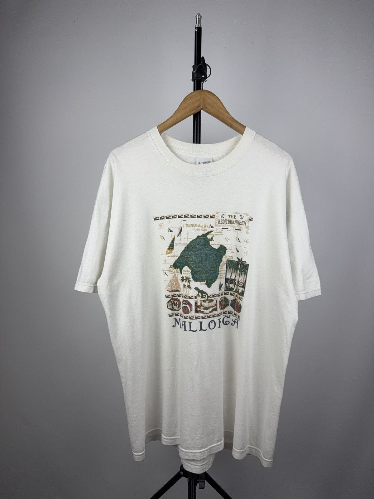 Vintage Vintage 90s ART Mallorca Tourist Graphic Travel Map Tee Size US XL / EU 56 / 4 - 1 Thumbnail