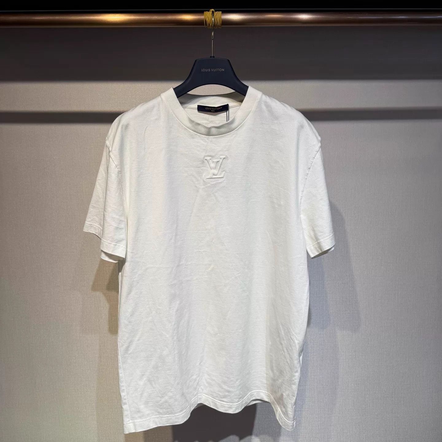Louis Vuitton Louis Vuitton White Embossed Short Sleeve T-Shirt M Size US M / EU 48-50 / 2 - 1 Thumbnail