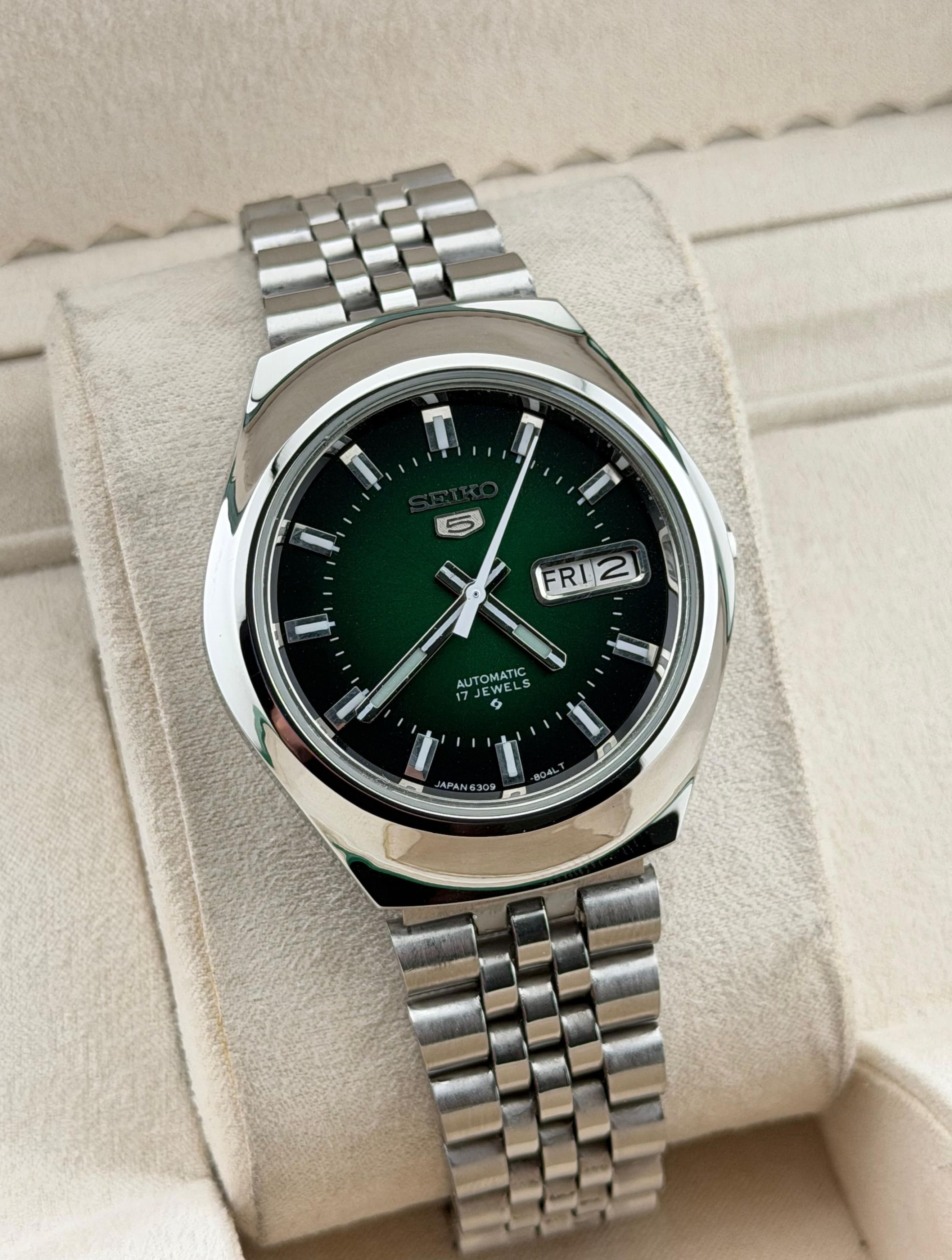 Seiko Elegant Men's Wrist Watch|36mm|Green Dial|Day-Date Size 36 - 2 Thumbnail
