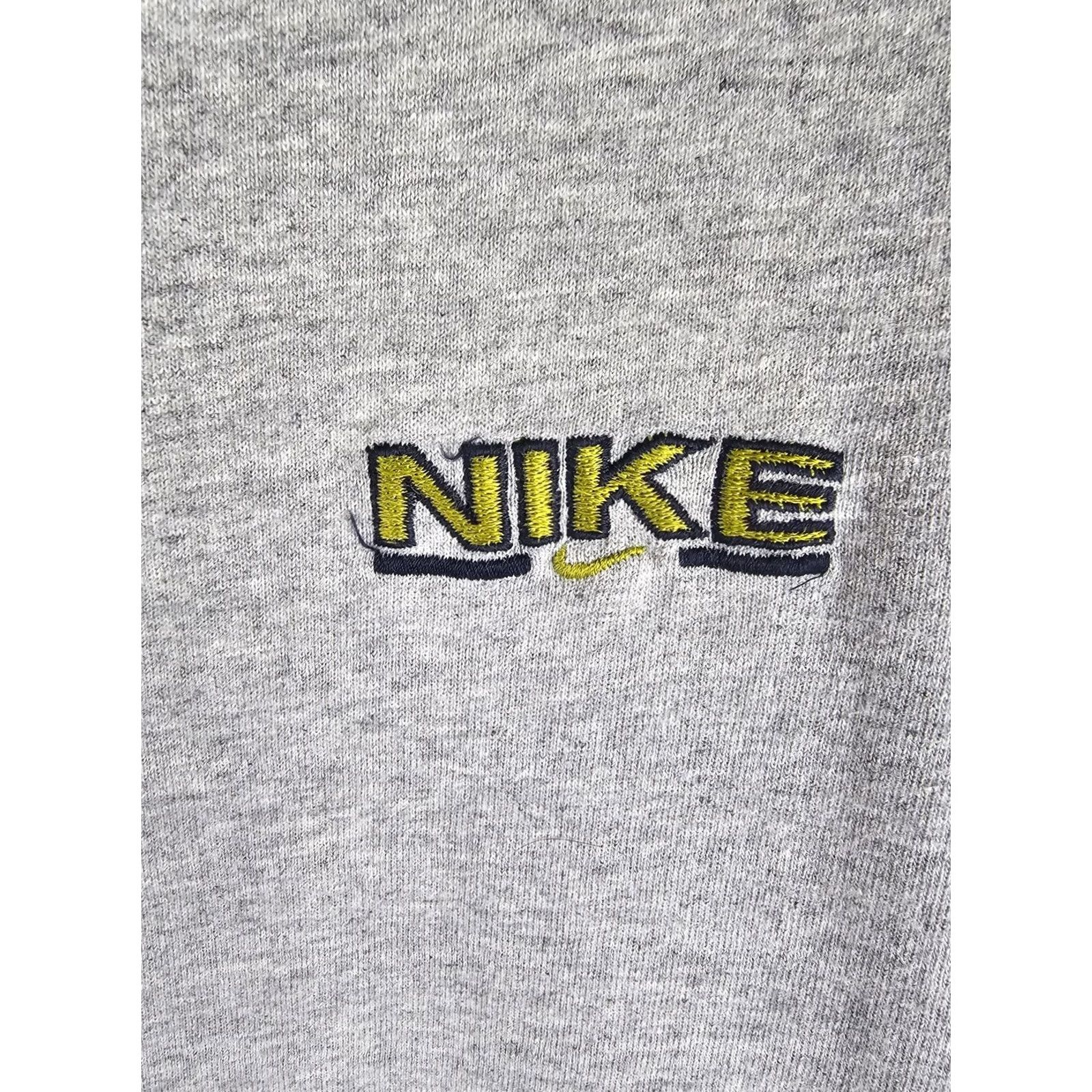 Nike VINTAGE Nike SMALL EMBRODERY Gray Cotton T-Shirt XL / XXXL TO FIT XXL Mens Short Sleeve Round Neck Cotton T-Shirt 90s Logo Size US XL / EU 56 / 4 - 2 Thumbnail