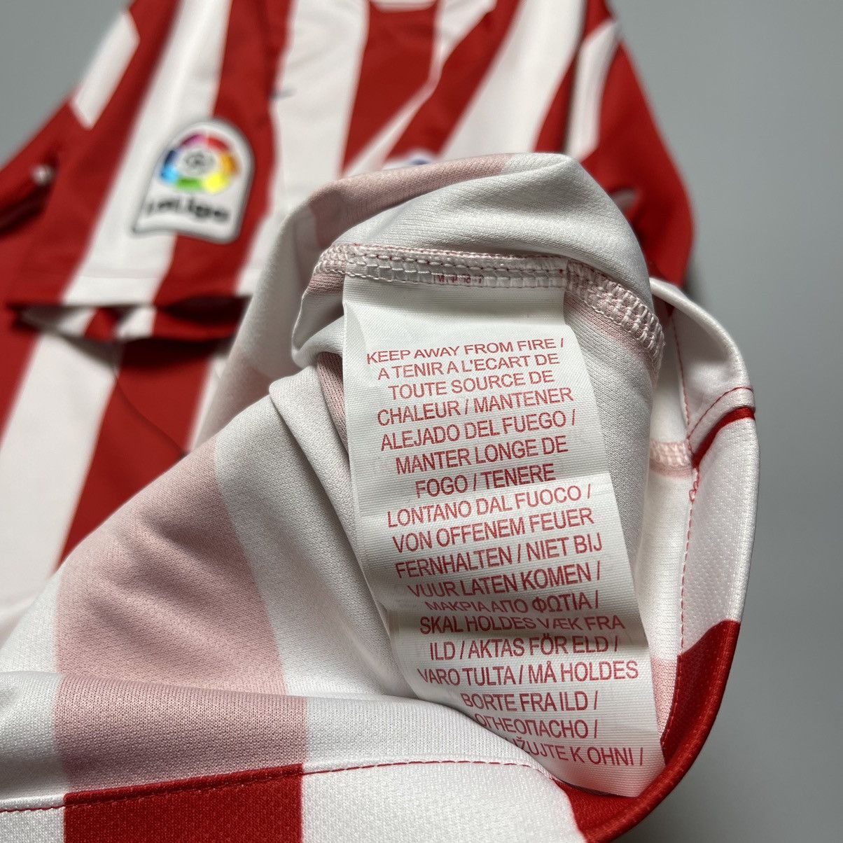 Nike × Vintage YOUTH SIZE ATLETICO MADRID NIKE 2019/2020 SOCCER HOME JERSEY Size US XXS / EU 40 - 12 Thumbnail
