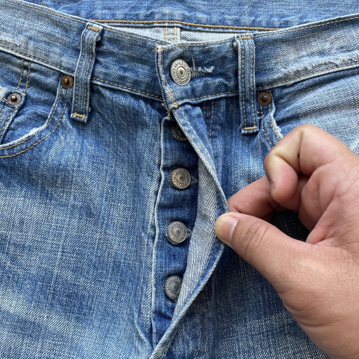Levi's Vintage Levi’s 501 Blue Wash Faded Distressed Jeans Pants Size US 32 / EU 48 - 7 Thumbnail