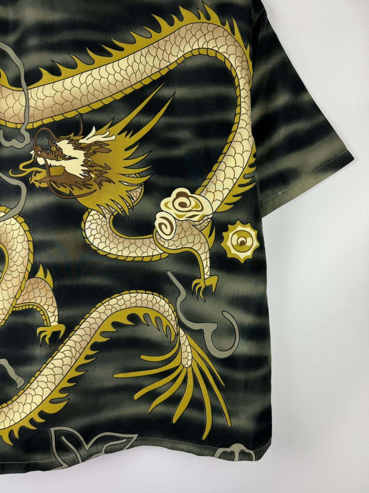 Japanese Brand Vintage Dragon Overprinted S/S Crazy Button Up Shirt Size US S / EU 44-46 / 1 - 19 Thumbnail