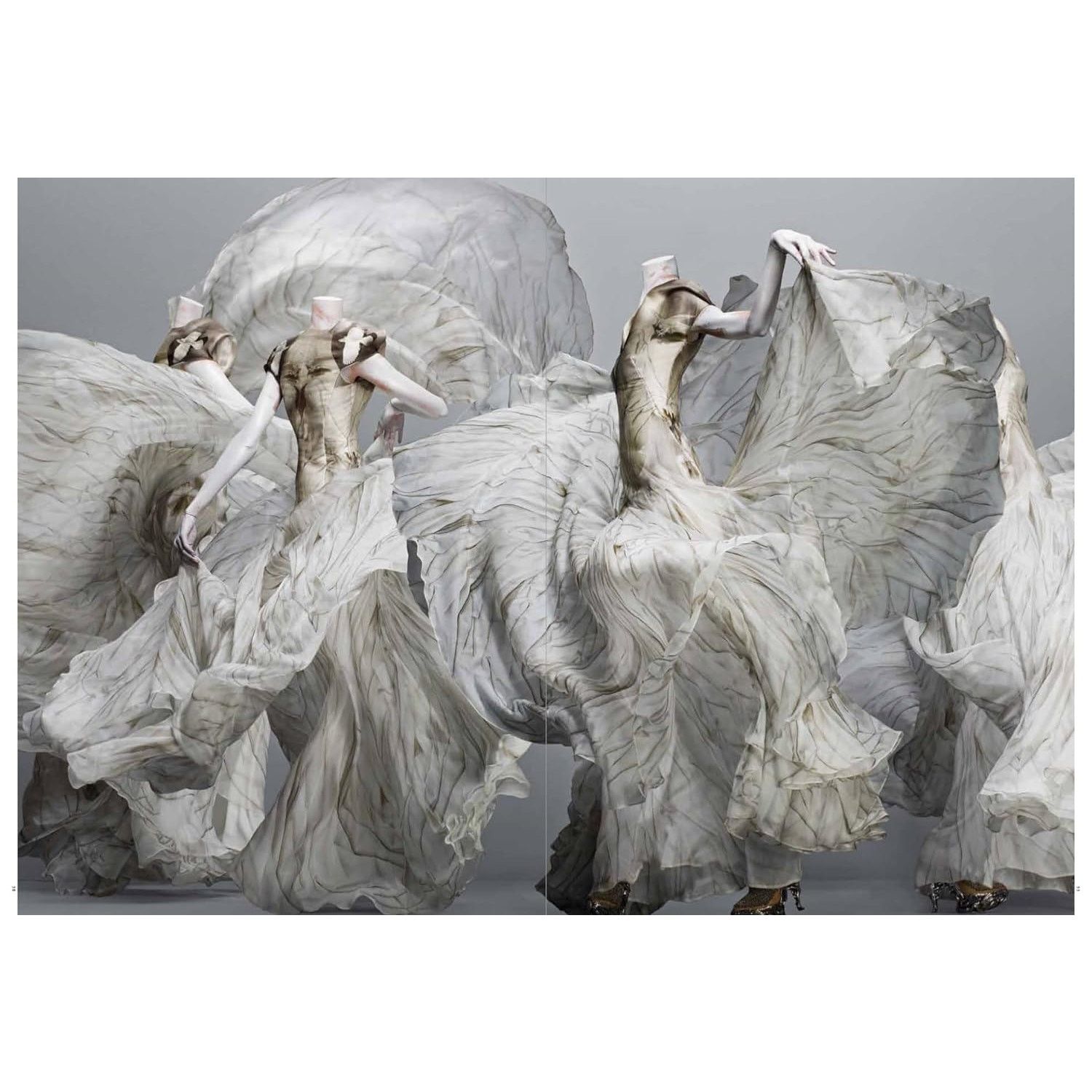Alexander McQueen × Designer Alexander McQueen: Savage Beauty hardcover book Size ONE SIZE - 2 Thumbnail