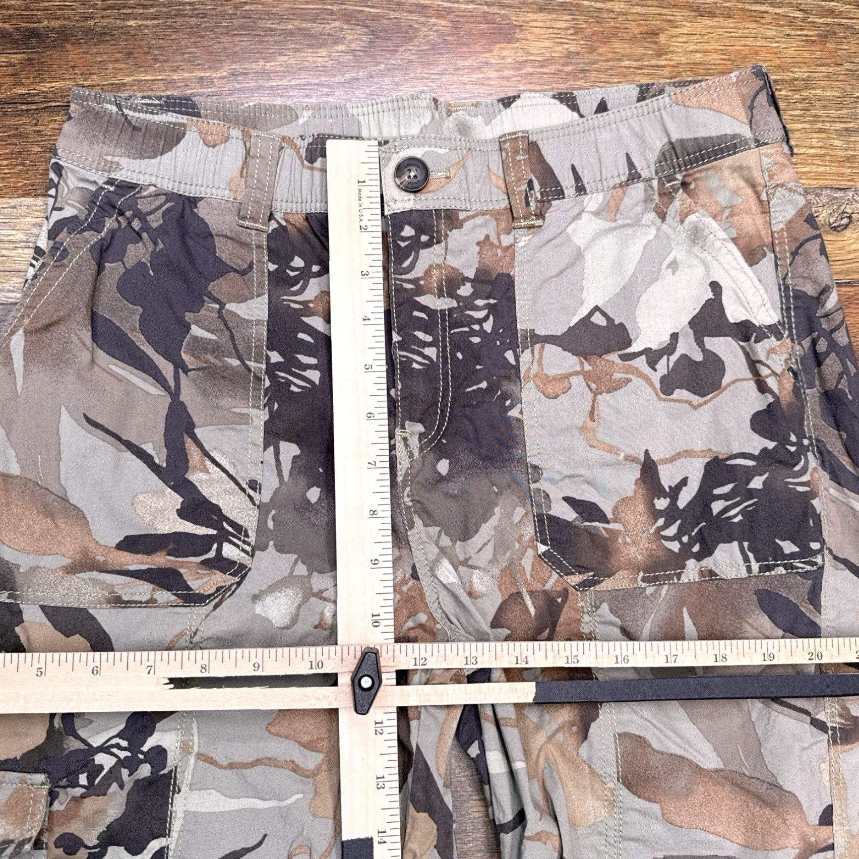Vintage Chicos Camouflage Cargo Crop Pants 1 Green Mid Rise Stretch Button Hem Tabs City Army Casual Travel Womens Pants Size 25" / US 0 / IT 36 - 6 Thumbnail