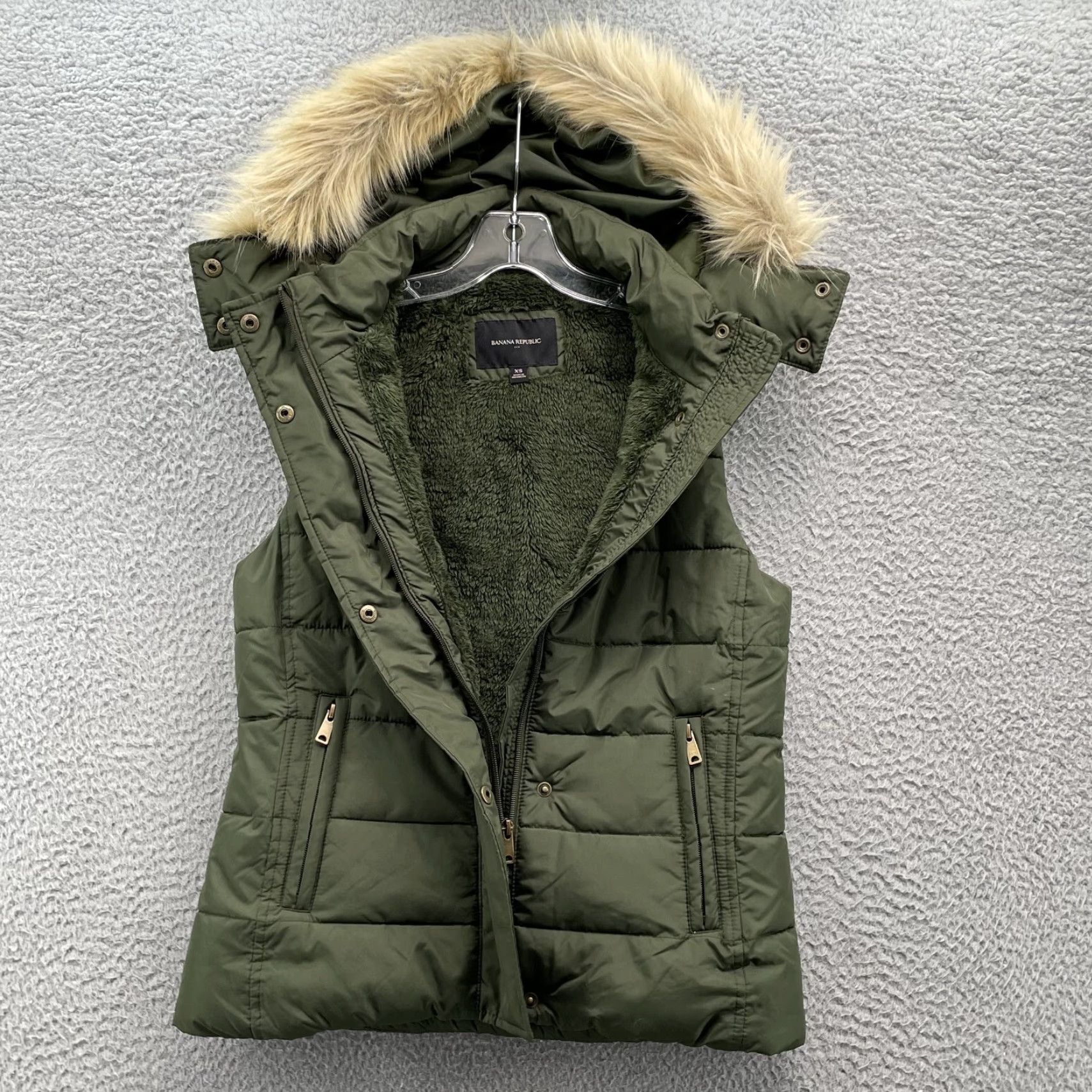Banana Republic Banana Republic Puffer Vest Womens XS Army Green Faux Fur Hood Outdoor Gorp Chic Size XS / US 0-2 / IT 36-38 - 2 Thumbnail