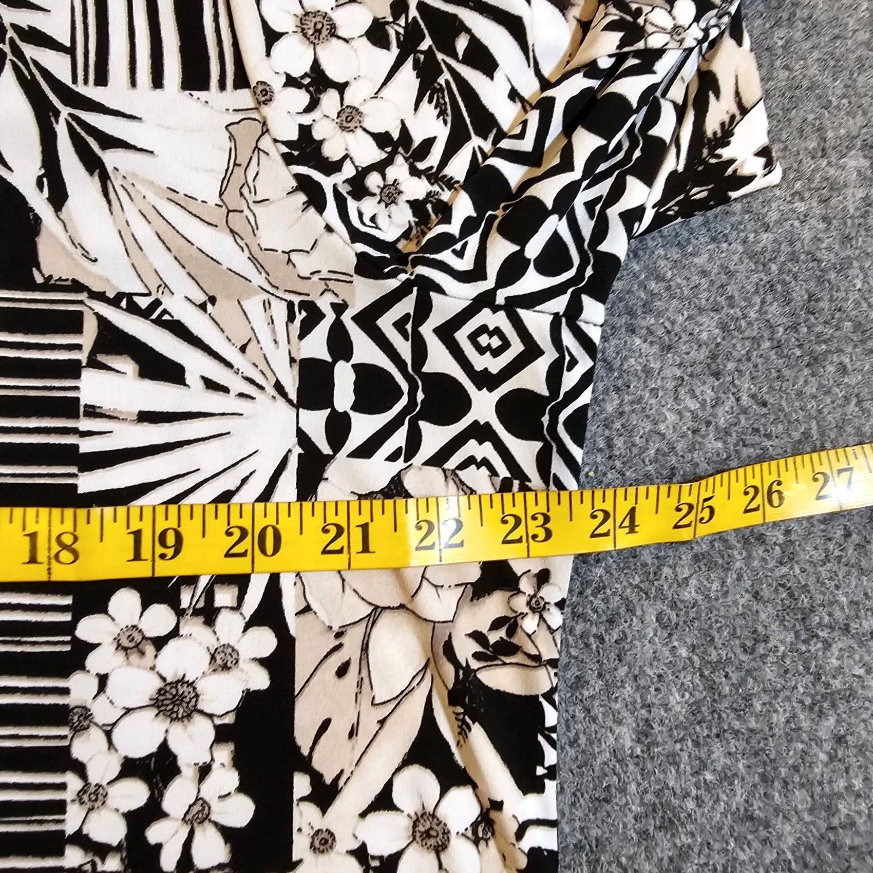 Vintage Chicos Top Shirt Women XL Black Tan Floral Boxy Stretch Slinky Casual Career - 3/4 Sleeve, Round Neck, Pullover, Polyester Spandex, Knit Size XL / US 12-14 / IT 48-50 - 5 Thumbnail