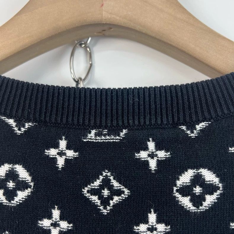 Louis Vuitton Louis Vuitton Black and grey upper gradient logo sweater Size US L / EU 52-54 / 3 - 5 Thumbnail