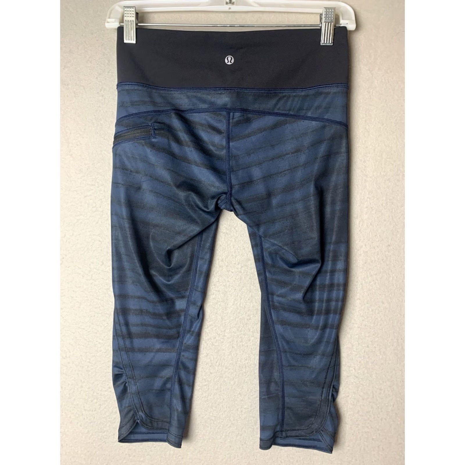 Lululemon Lululemon Athletica Women’s Size 4 Blue Stripped Leggings Capri Yoga CoolMax Size 27" / US 4 / IT 40 - 2 Thumbnail