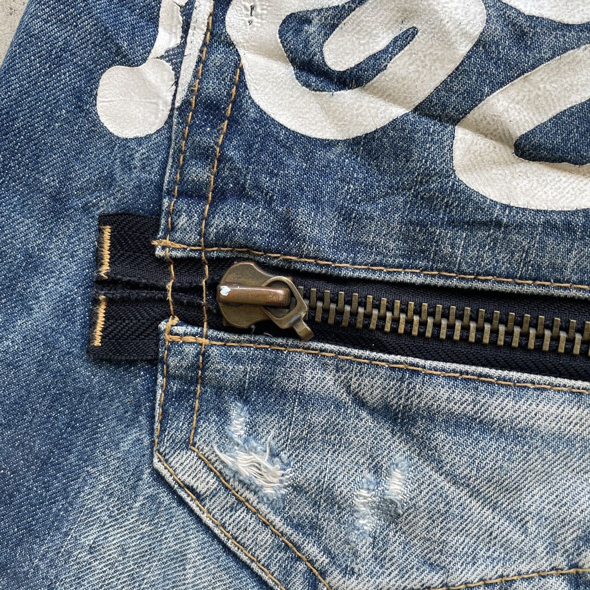 If Six Was Nine Vintage Japan Jeans Skulls Distressed Faded Denim Pants W32 Size US 32 / EU 48 - 14 Thumbnail