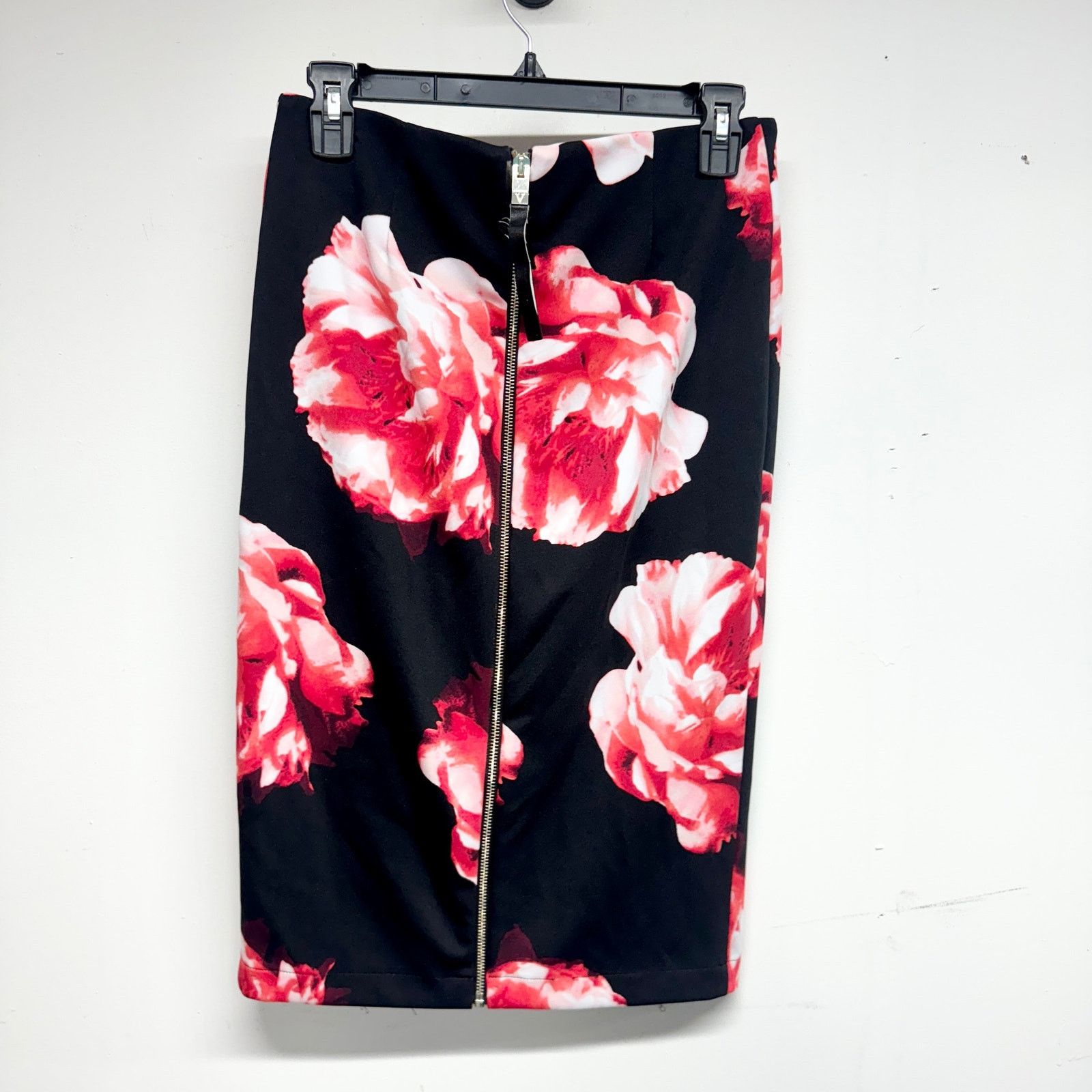 Vince Camuto Vince Camuto Floral Pencil Black & Pink Midi Skirt Small Size 27" / US 4 / IT 40 - 4 Thumbnail
