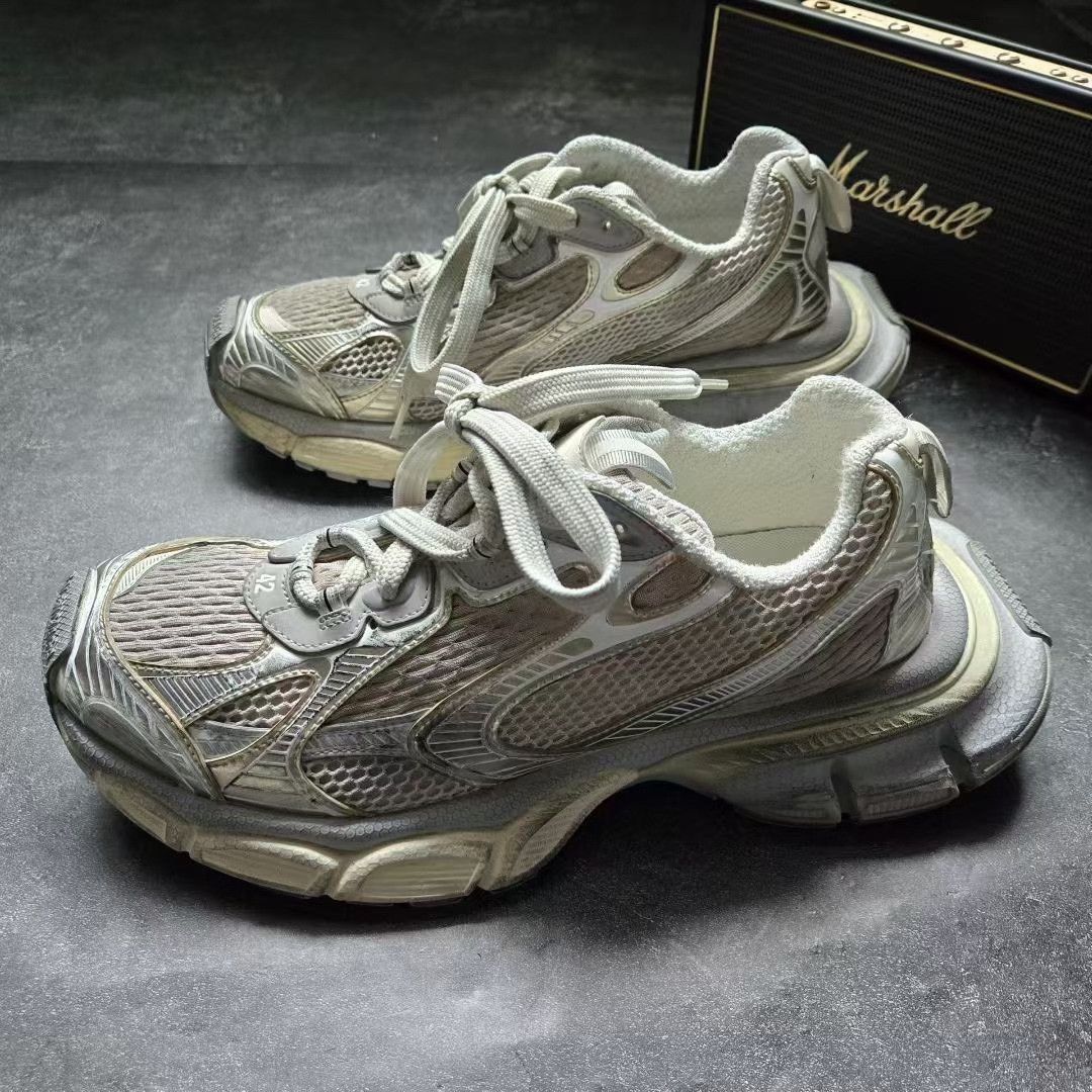 Balenciaga Balenciaga Beige Lowtop Sneakers XXXL Men Size US 10 / EU 43 - 1 Thumbnail