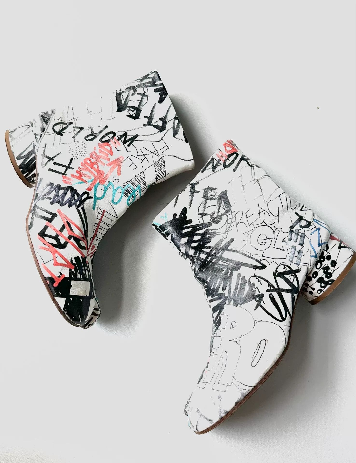 Maison Margiela Maison Margiela Graffiti Tabi Size US 6 / EU 39 - 2 Thumbnail