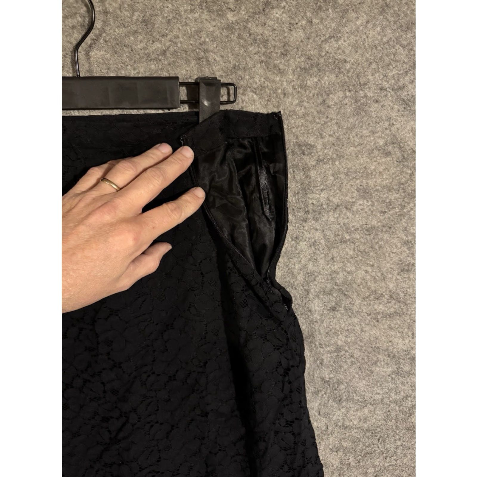 Banana Republic VINTAGE Banana Republic Skirt Size 6 Lace Feminine Coquette Office Romantic Y2K Black Knee Length Pencil Women Mens? Size 28" / US 6 / IT 42 - 3 Thumbnail