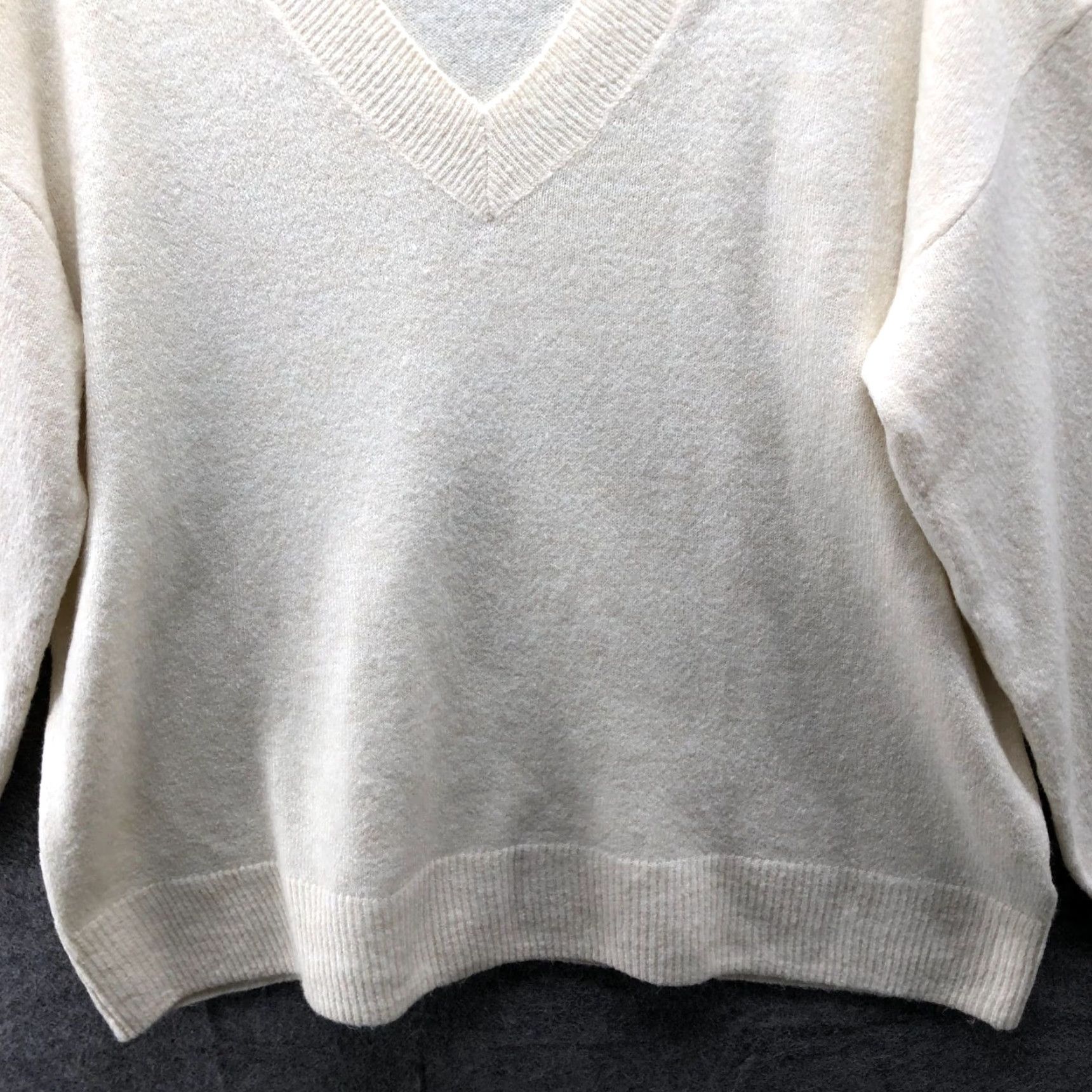 Gap Gap Cozy Relaxed V-Neck Sweater Womens XL Ivory Soft Pullover Lightweight Sweater Knit Pullover Ivory Womens XL Gap No N/A Size XL / US 12-14 / IT 48-50 - 4 Thumbnail