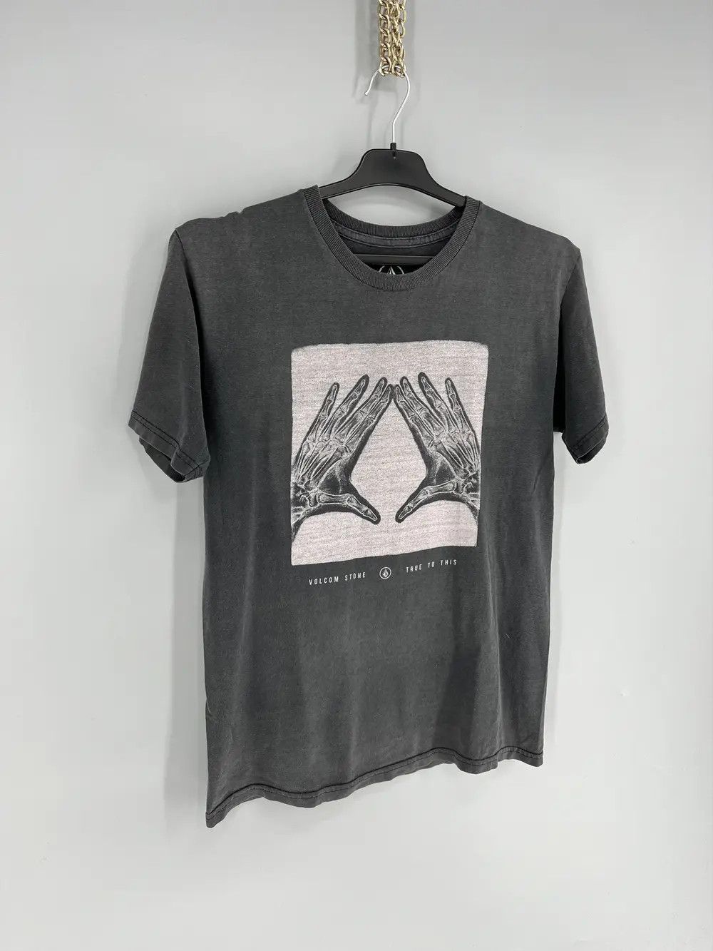 Volcom Vintage Y2K Volcom Stone Skateboard Pin Logo Design Tshirt Size US S / EU 44-46 / 1 - 2 Thumbnail