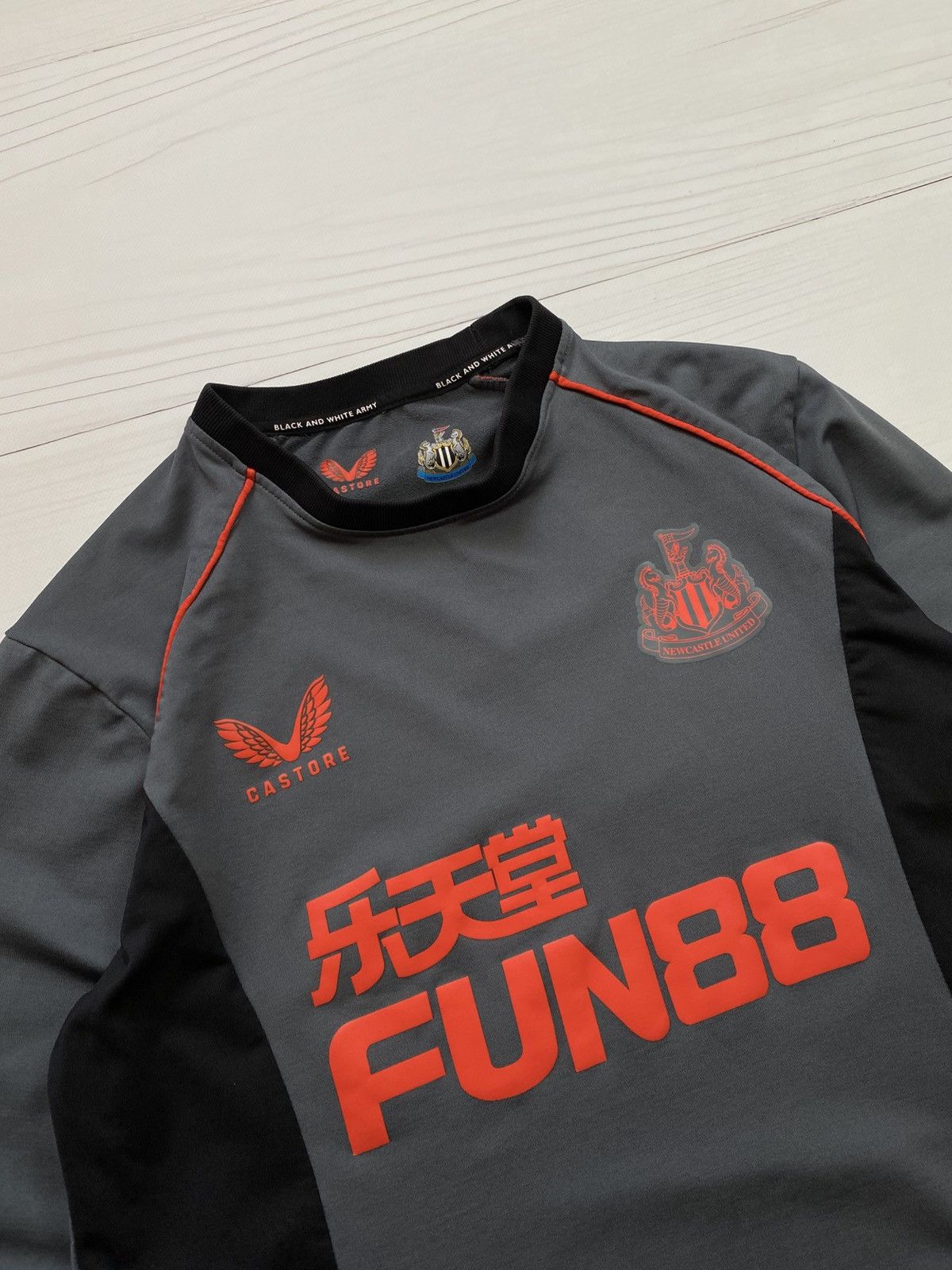 Castore Castore Newcastle United 2021/22 training soccer sweatshirt Size US M / EU 48-50 / 2 - 5 Thumbnail