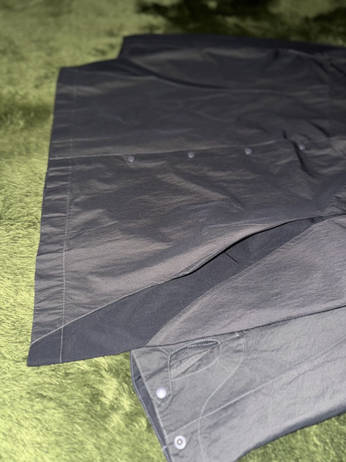 Japanese Brand [XL] Cost per Kilo Gathered Nylon Dart-Detail Shirt Charcoal Size US XL / EU 56 / 4 - 5 Thumbnail