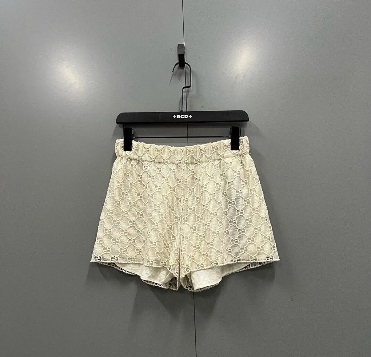 Gucci Gucci Beige Lace Hollow-out Embroidery Shorts J41 Size 26" / US 2 / IT 38 - 1 Thumbnail