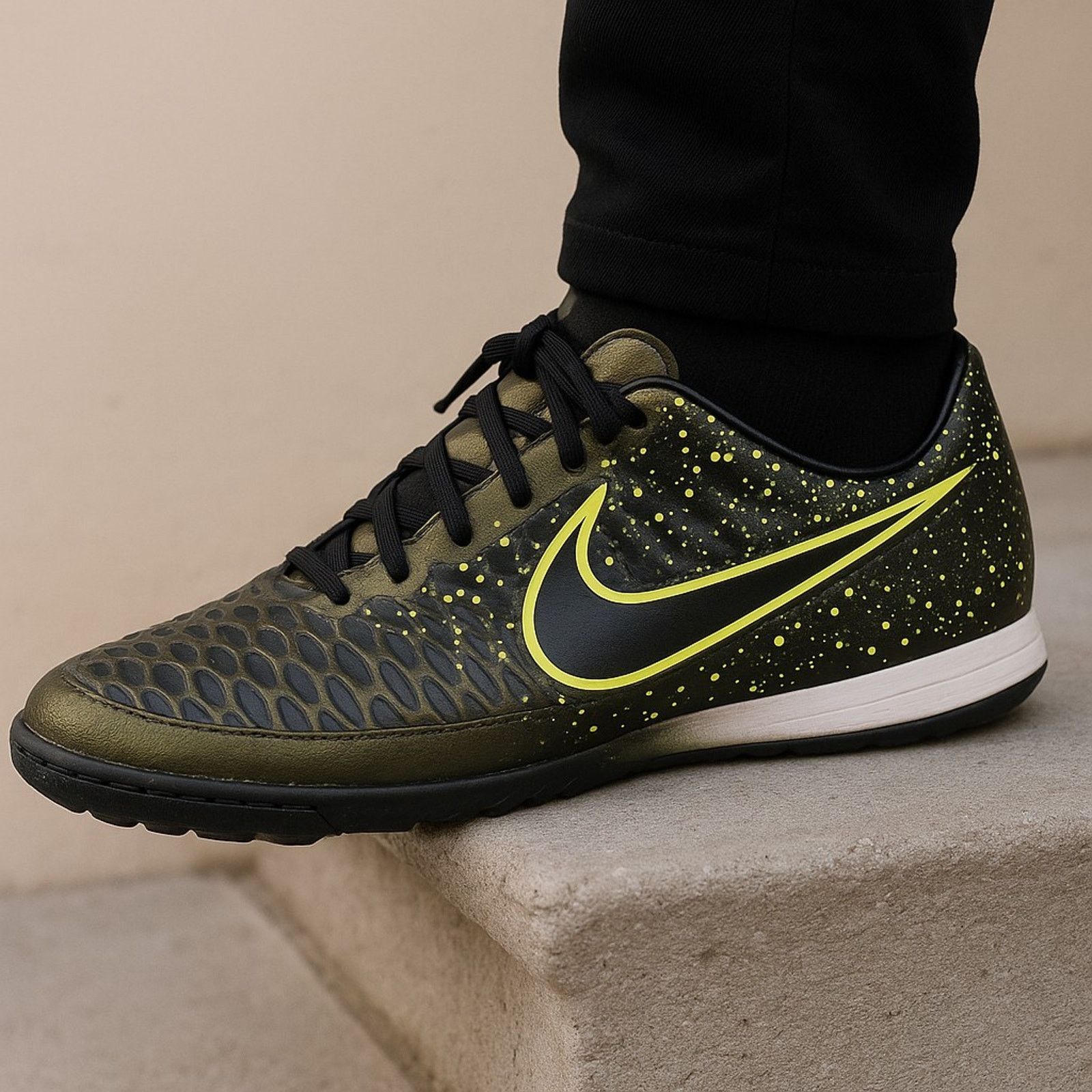 Nike NIKE MAGISTA ONDA IC HYPER Sneakers Men's SIZE 10 EUC Size US 10 / EU 43 - 1 Thumbnail