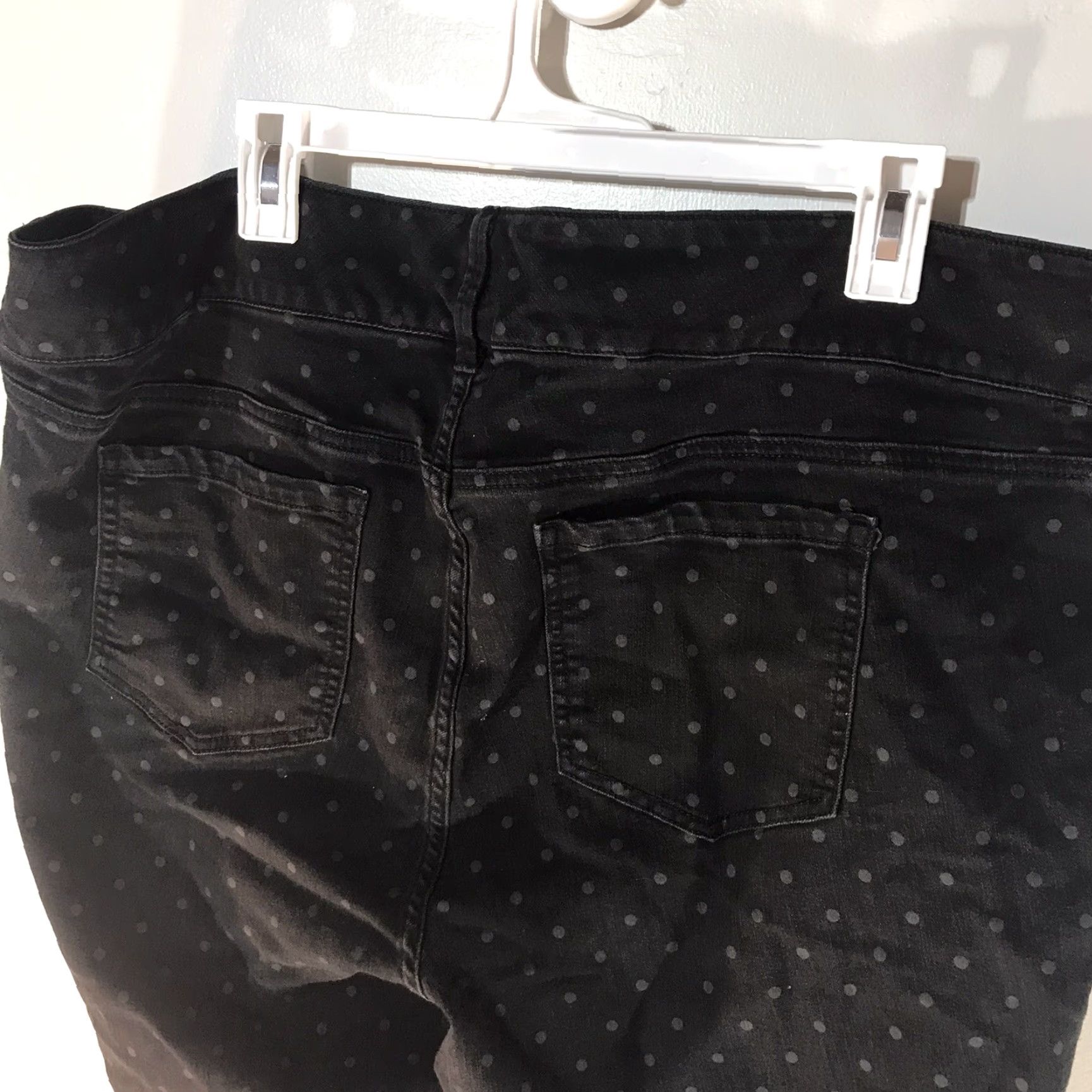 Torrid VINTAGE Torrid Denim Cropped Jeans Womens Size 24S Black W-Grey Polka Dots Cotton Stretch Summer 90s Size 42" / US 20 - 5 Thumbnail