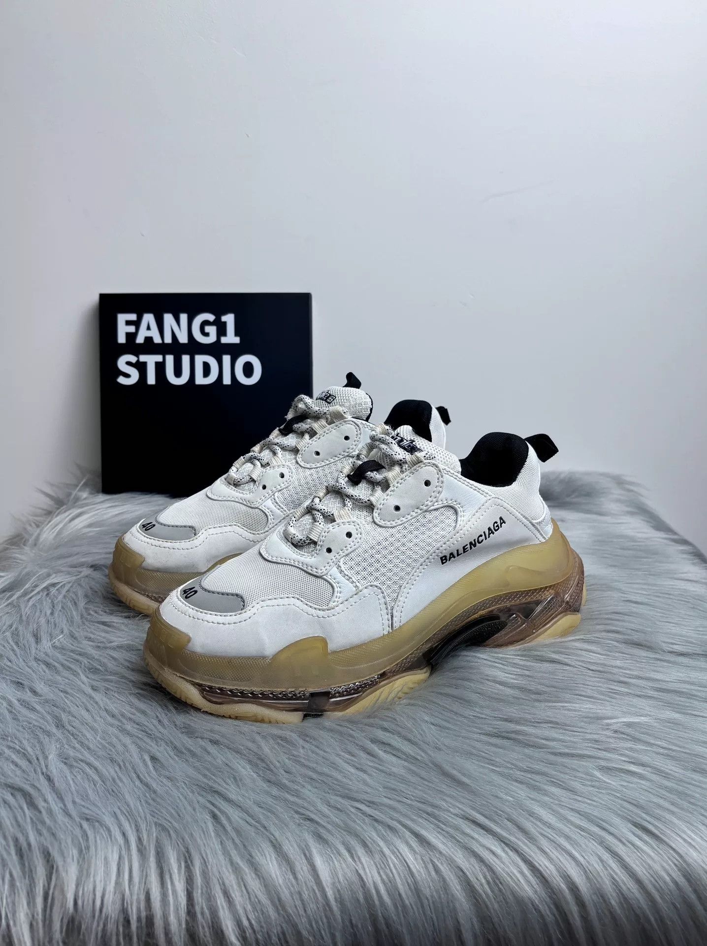 Balenciaga Balenciaga White Lowtop Sneakers 7.5 Men Size US 7.5 / EU 40-41 - 1 Thumbnail