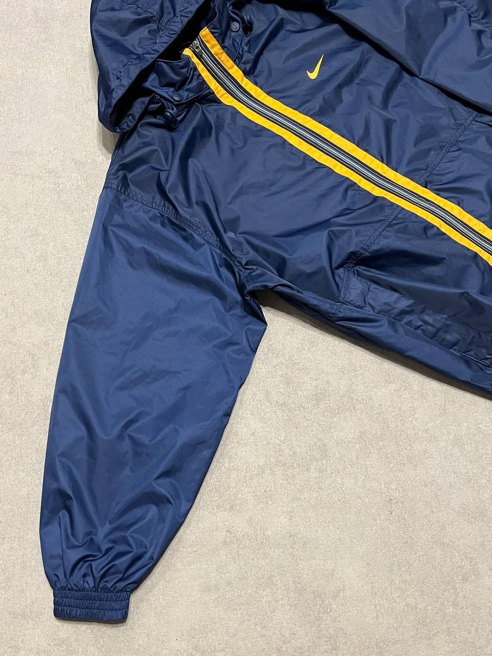 Nike Vintage Nike Windbreaker Track Jacket Big Logo Men Size US M / EU 48-50 / 2 - 6 Thumbnail