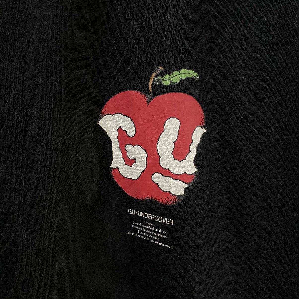 Jun Takahashi × Undercover Undercover × GU Apple Tee Black Size US XL / EU 56 / 4 - 5 Thumbnail
