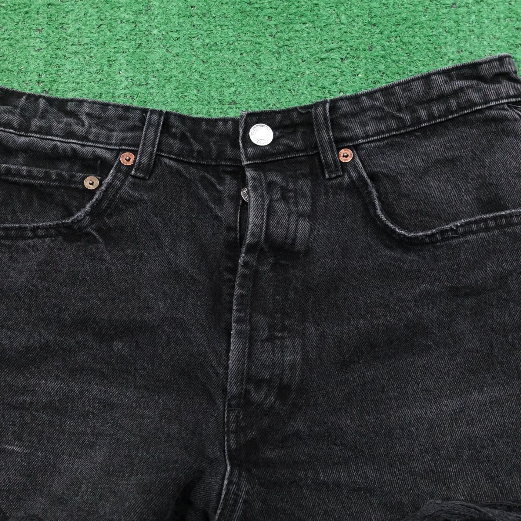 Zara VINTAGE Zara Shorts Women 10 Denim High Rise Raw Hem Distressed Button Fly Casual Summer Size 32" / US 10 / IT 46 - 2 Thumbnail