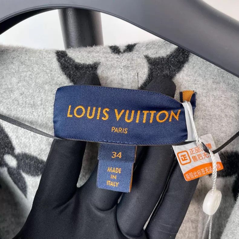 Louis Vuitton Louis Vuitton Cashmere Logo-covered bathrobe coat Size XXS / US 00 / IT 34 - 8 Thumbnail