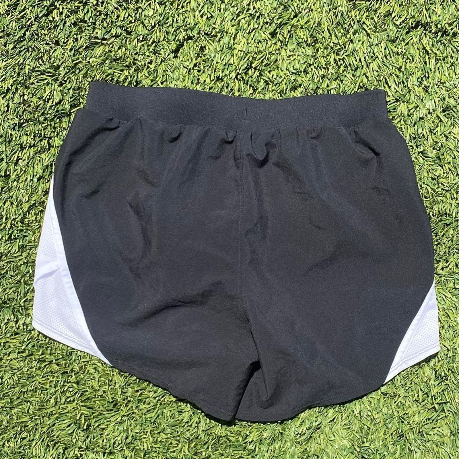 Under Armour Under Armor Black and White Running Shorts Size XS Size 26" / US 2 / IT 38 - 2 Thumbnail