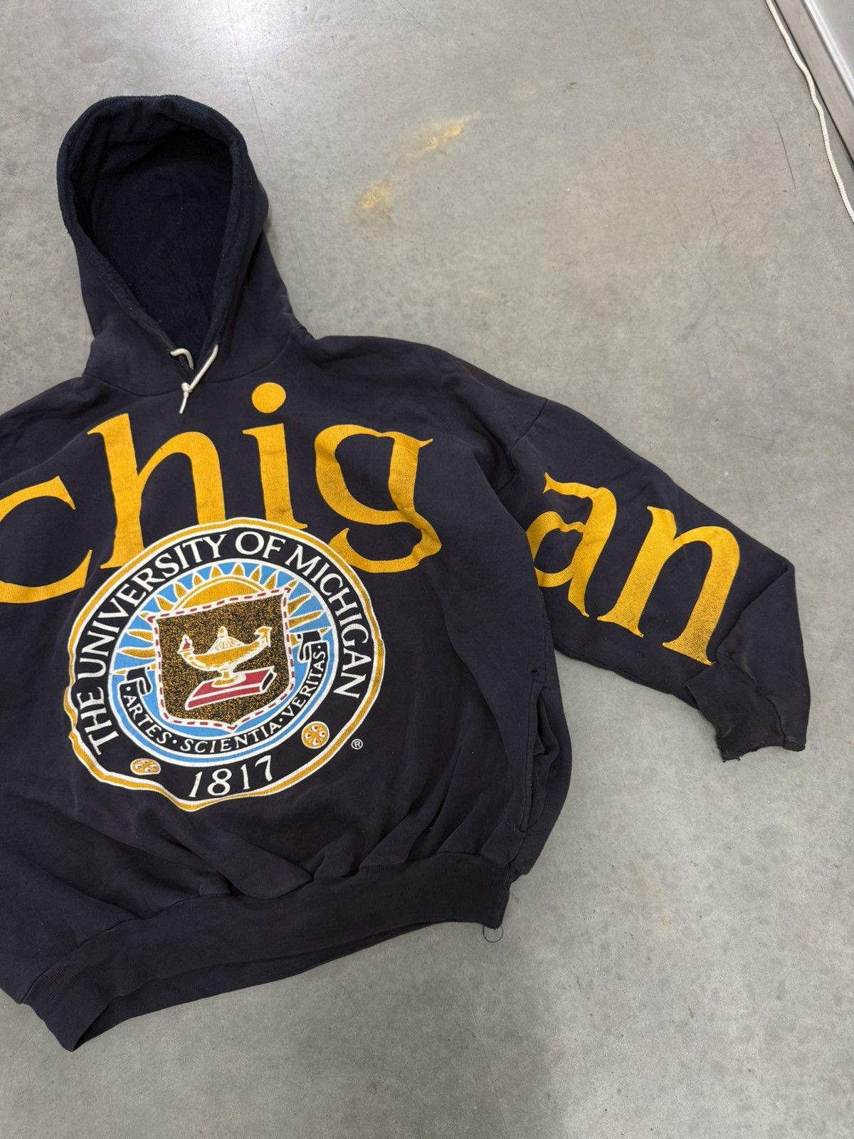NCAA Michigan Wolverines 90s Vintage Spellout Hoodie Navy NCAA XL Size US XL / EU 56 / 4 - 3 Thumbnail