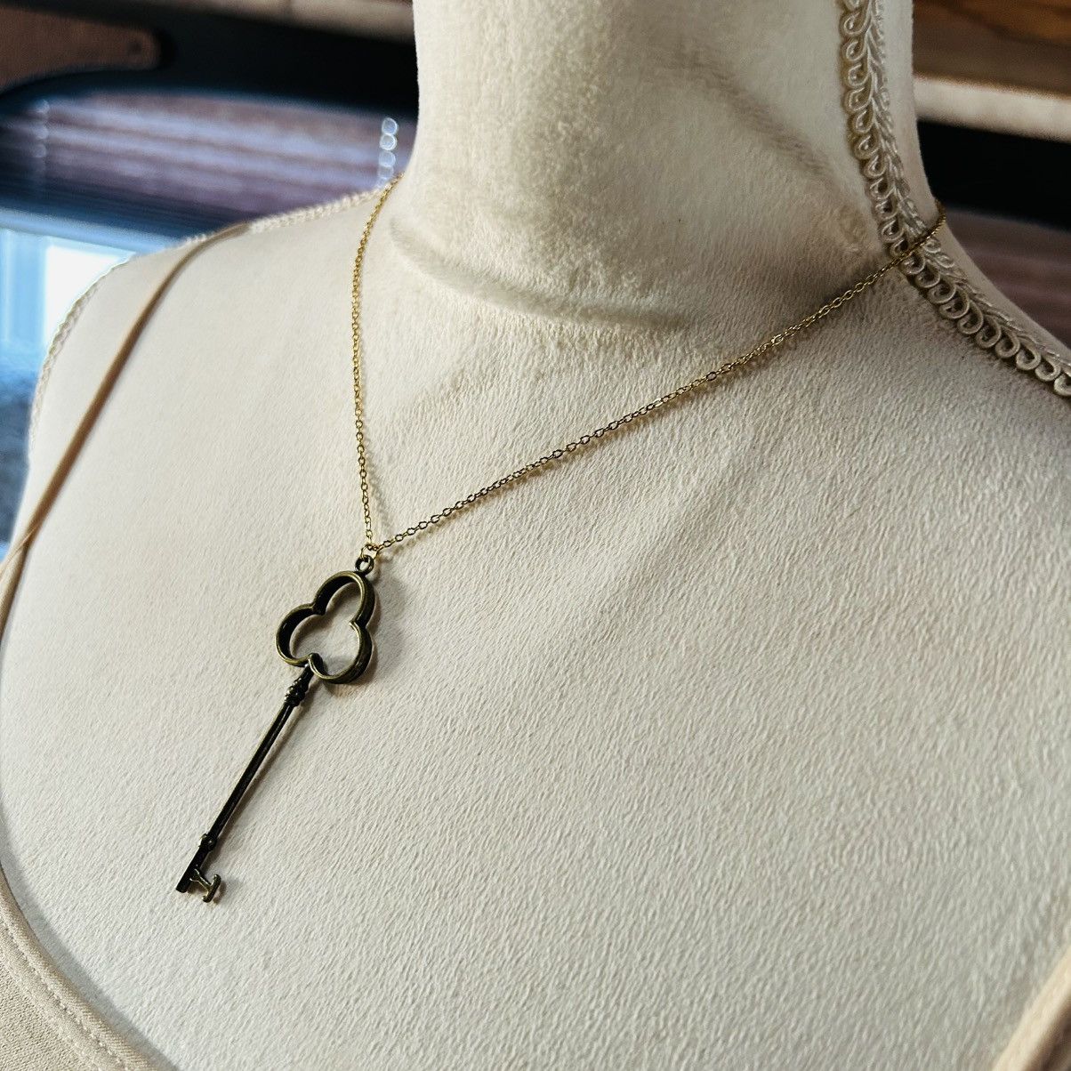 Vintage Vintage brass skeleton key on chain necklace Size ONE SIZE - 3 Thumbnail