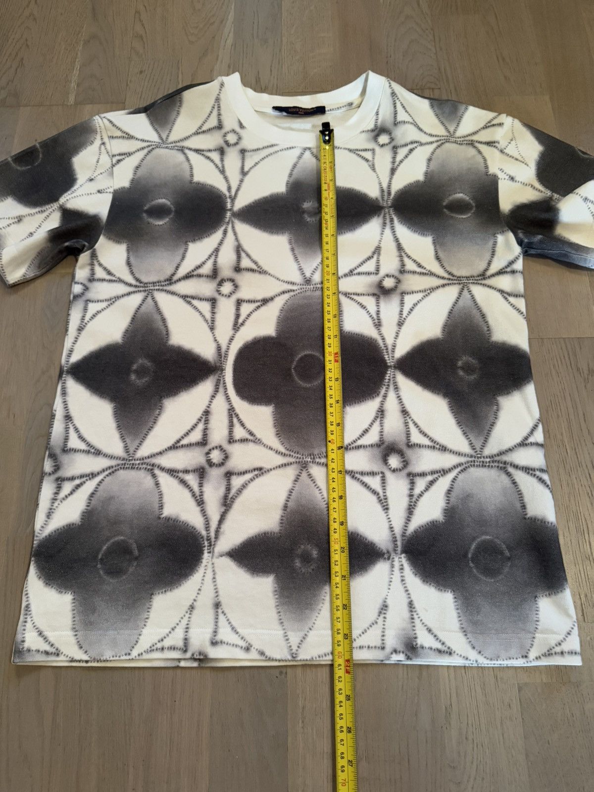 Louis Vuitton LOUIS VUITTON tshirt , real measurements by tape in photos Size US M / EU 48-50 / 2 - 5 Thumbnail