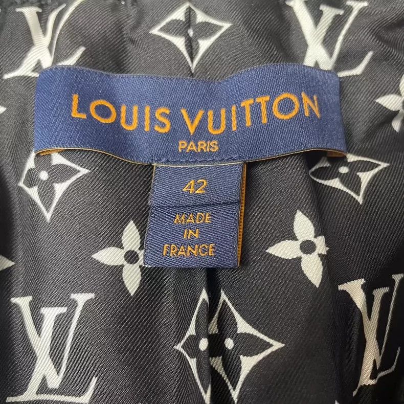 Louis Vuitton louis vuitton Solid logo applique concealed snap jacket 25 Size M / US 6-8 / IT 42-44 - 3 Thumbnail