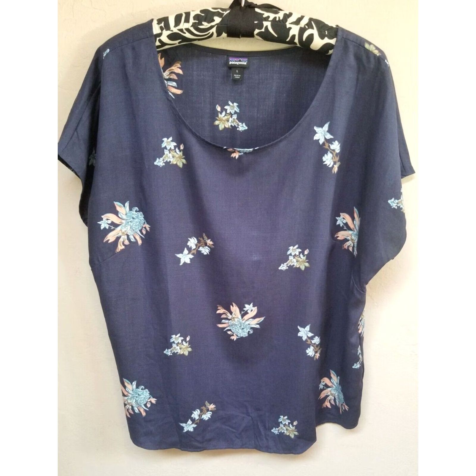 Patagonia Patagonia Blouse Shirt Floral Blue 100% Tencel Lyocell Scoop Neck Short Sleeve Large Womens Size L / US 10 / IT 46 - 2 Thumbnail