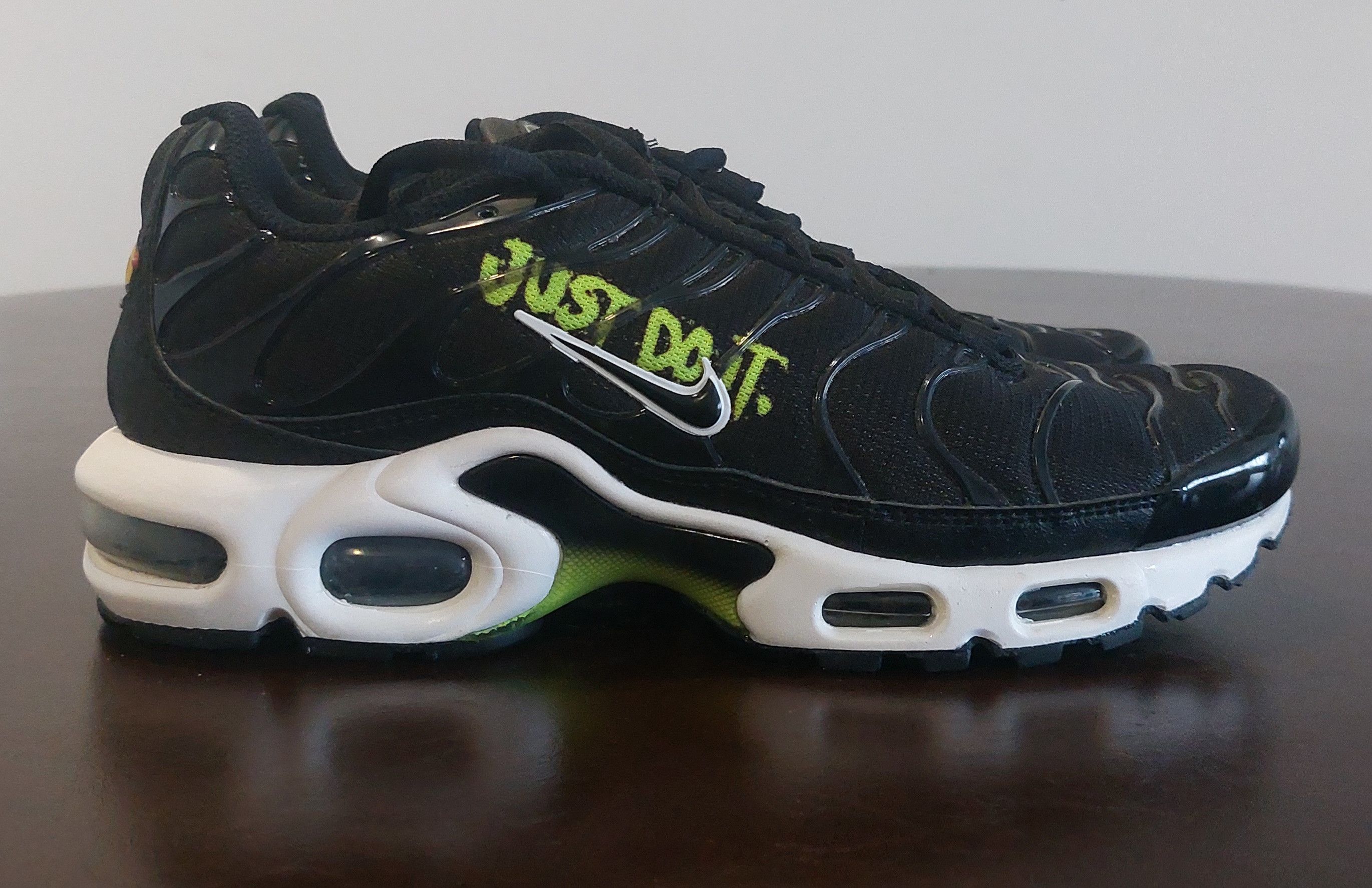 Nike Nike Air Max Plus Black Volt Just Do It Size US 6 / EU 39 - 7 Thumbnail