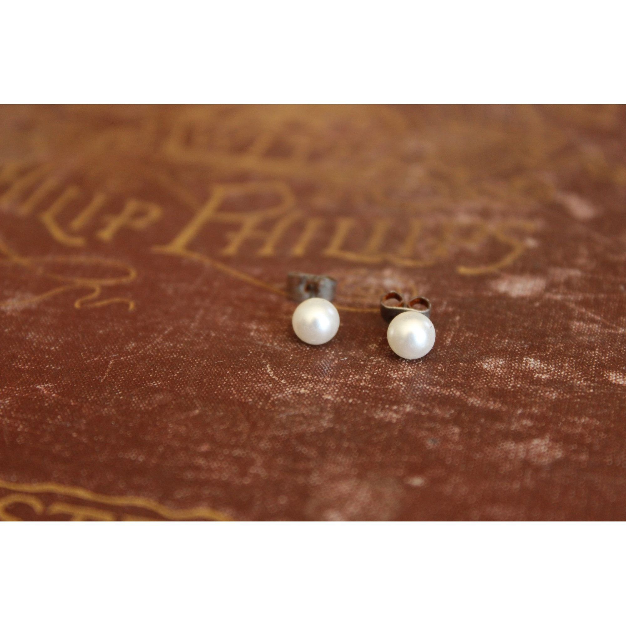 Vintage Vintage Earrings, White Faux Pearl Studs Size ONE SIZE - 6 Thumbnail