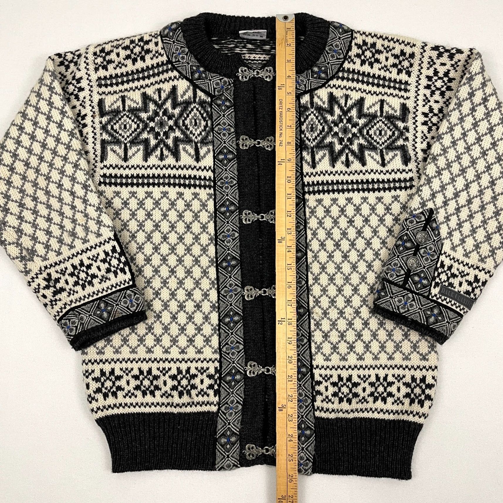 Dale Of Norway VINTAGE Dale of Norway Cardigan Womens Medium 42 Wool Fair Isle Metal Clasp Sweater Size M / US 6-8 / IT 42-44 - 6 Thumbnail