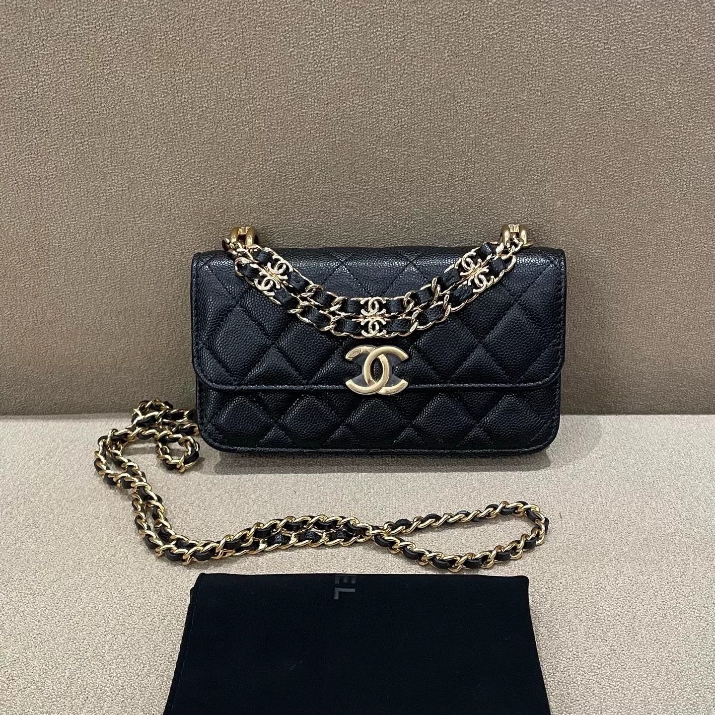 Chanel Pre-loved Bag Very good condition Size ONE SIZE - 1 Thumbnail