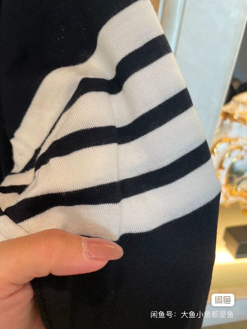 Thom Browne Thom BrowneClassic four-striped wool cardigan jacket 2503-N Size US XL / EU 56 / 4 - 2 Thumbnail