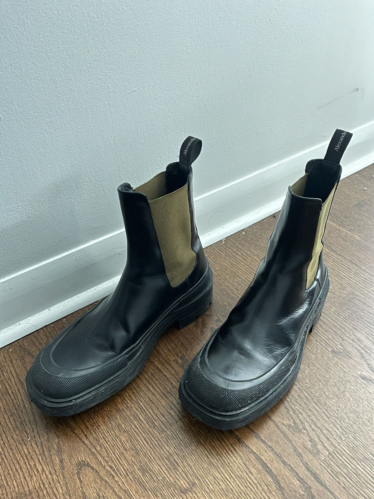Alexander McQueen GENTLY USED Mcqueen Slip-On Chelsea Boots Size US 9 / EU 42 - 2 Thumbnail